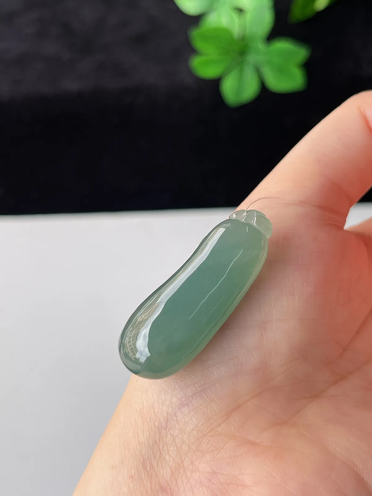 翡翠冰糯种灰绿色福瓜