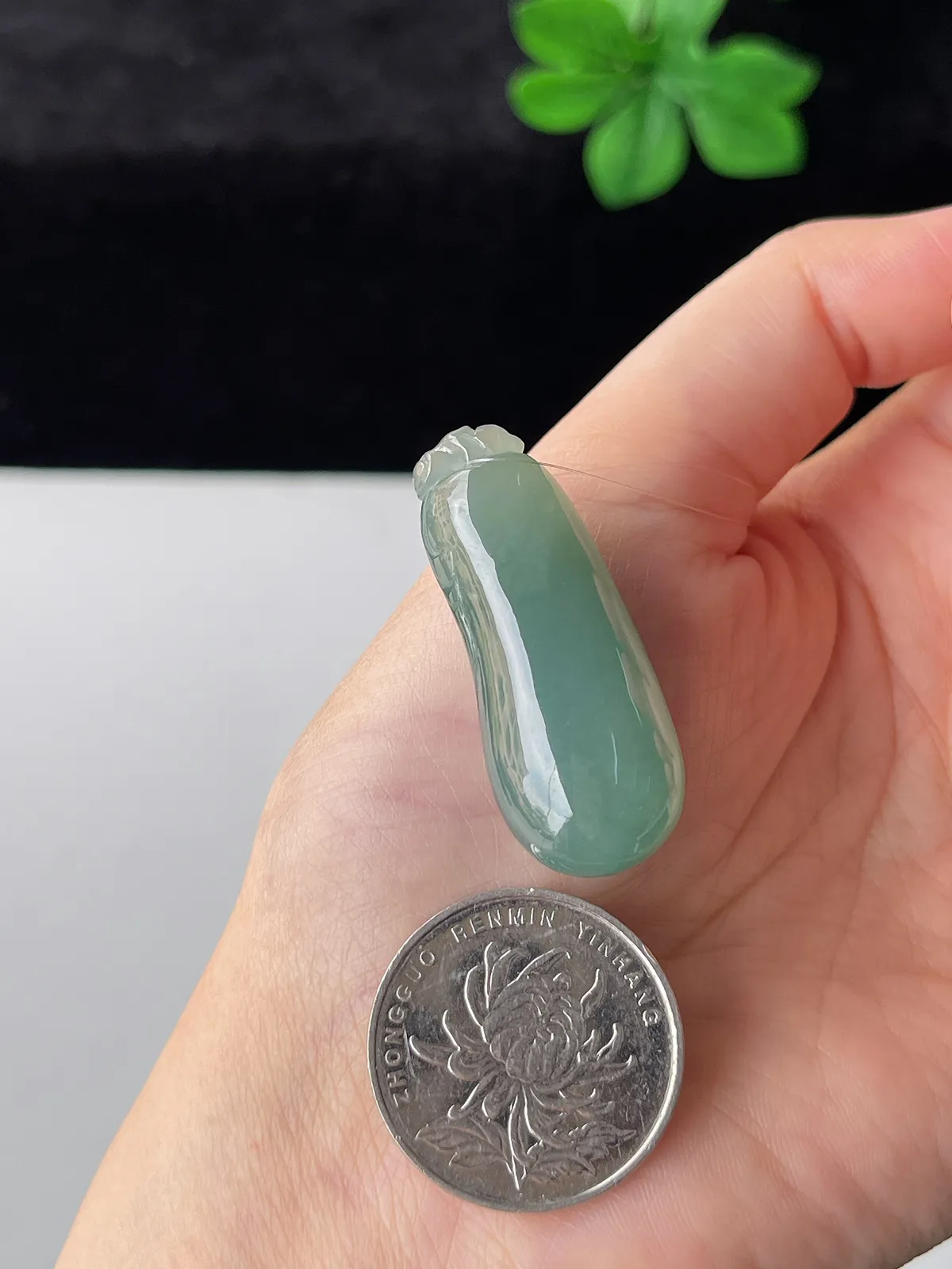 翡翠冰糯种灰绿色福瓜