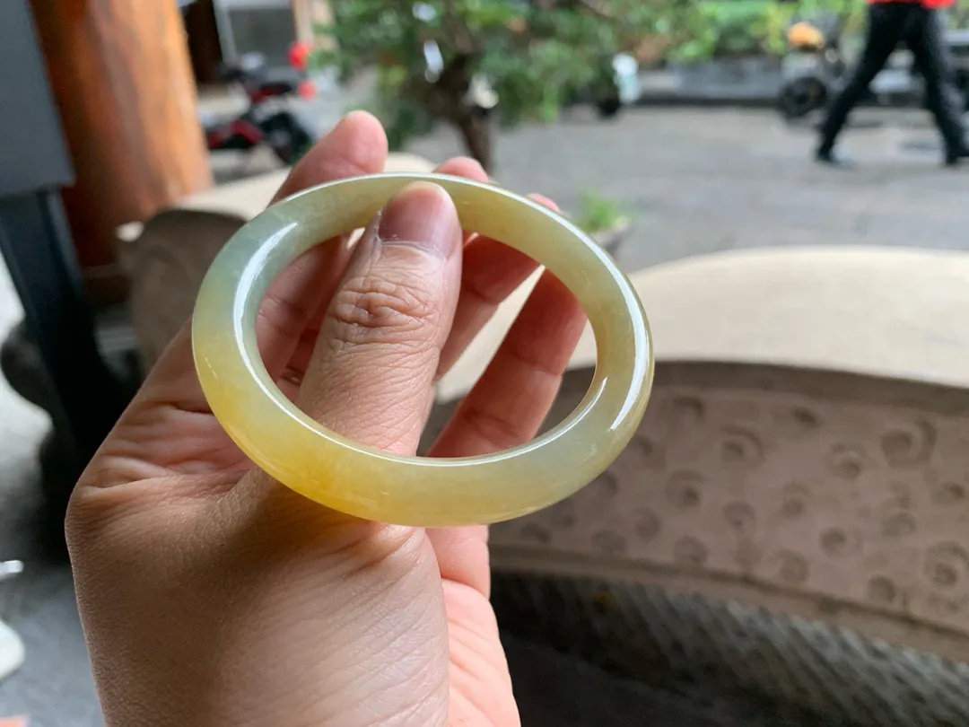 圆条高冰黄翡 无瑕 尺寸:53.8/9 种色兼备️️
