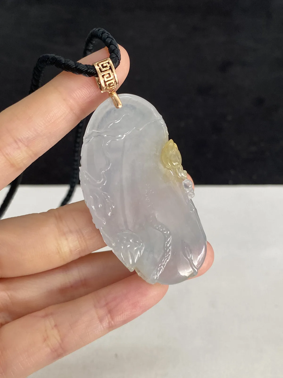 翡翠冰糯种白色吊坠，伴钻石