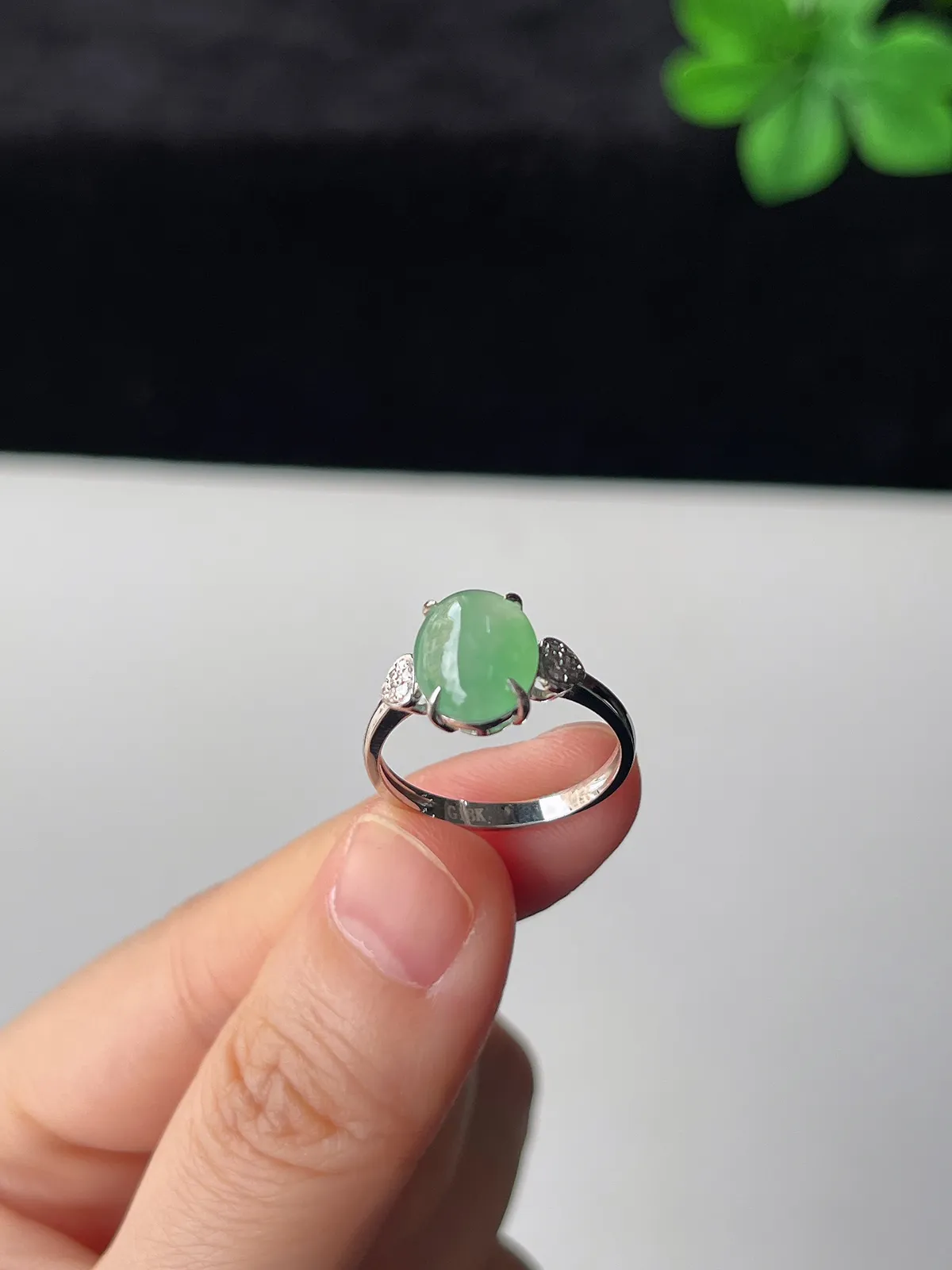 翡翠女戒，印记：G18K,伴钻石