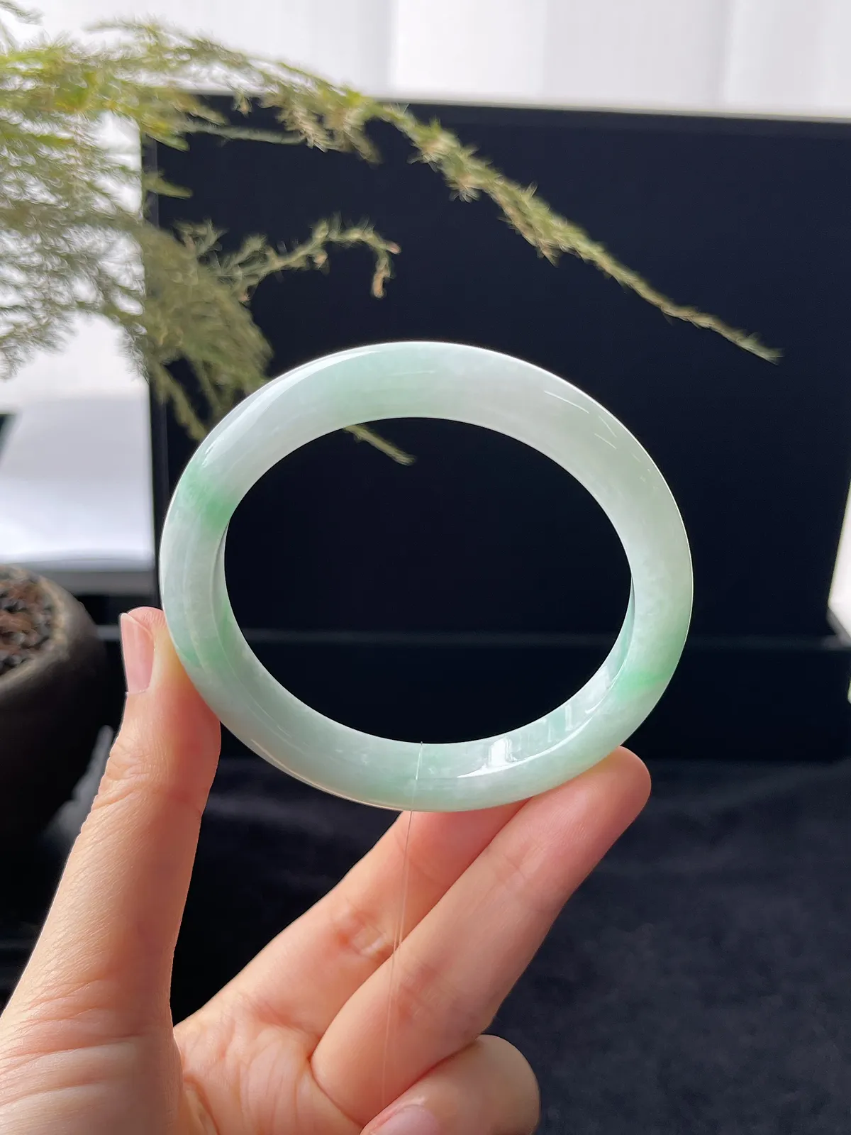 正圈54.8圈口，翡翠糯化种飘绿手镯