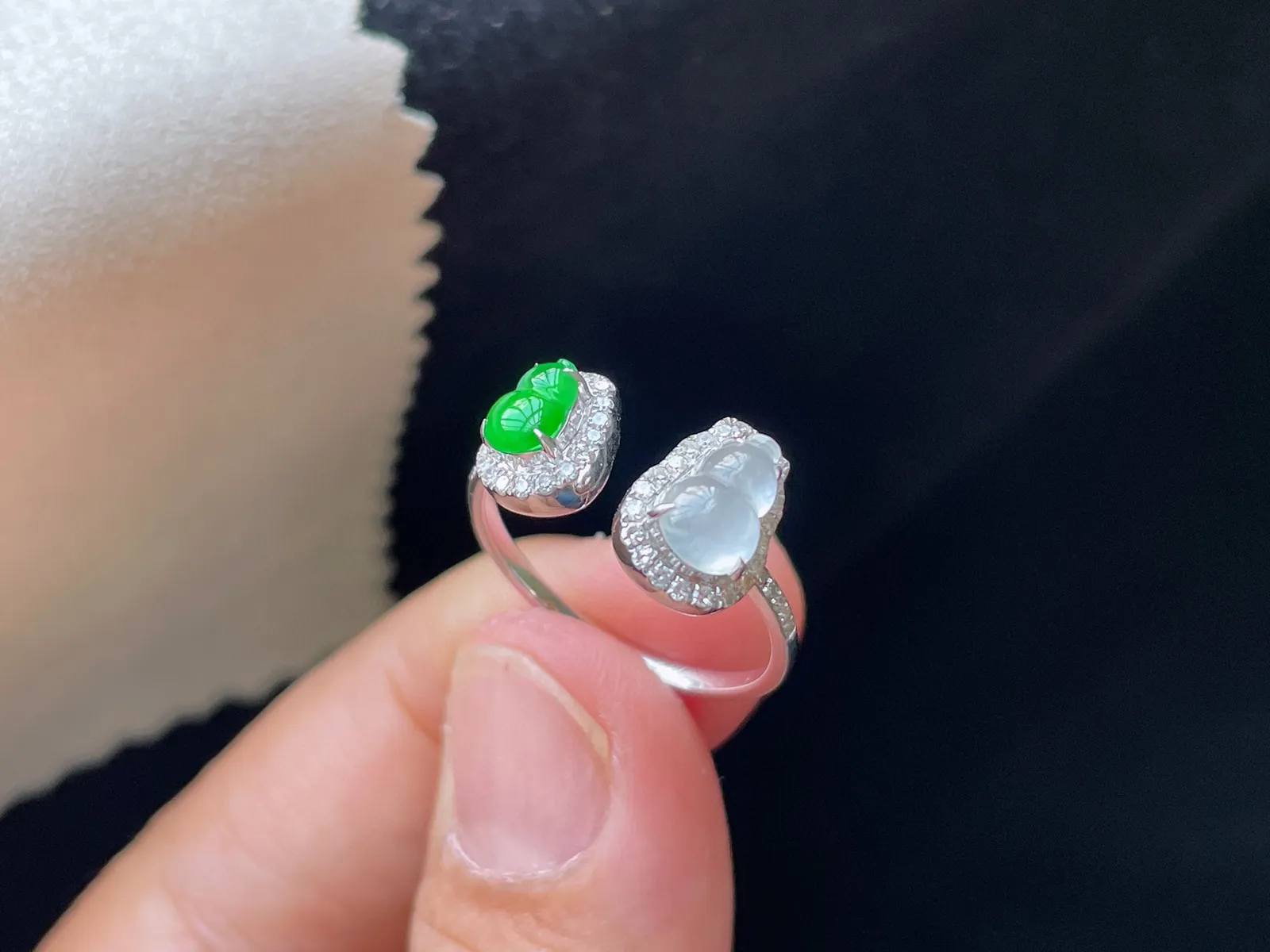 18K 冰种+满色·葫芦戒指

裸7.5-5.2-3.2