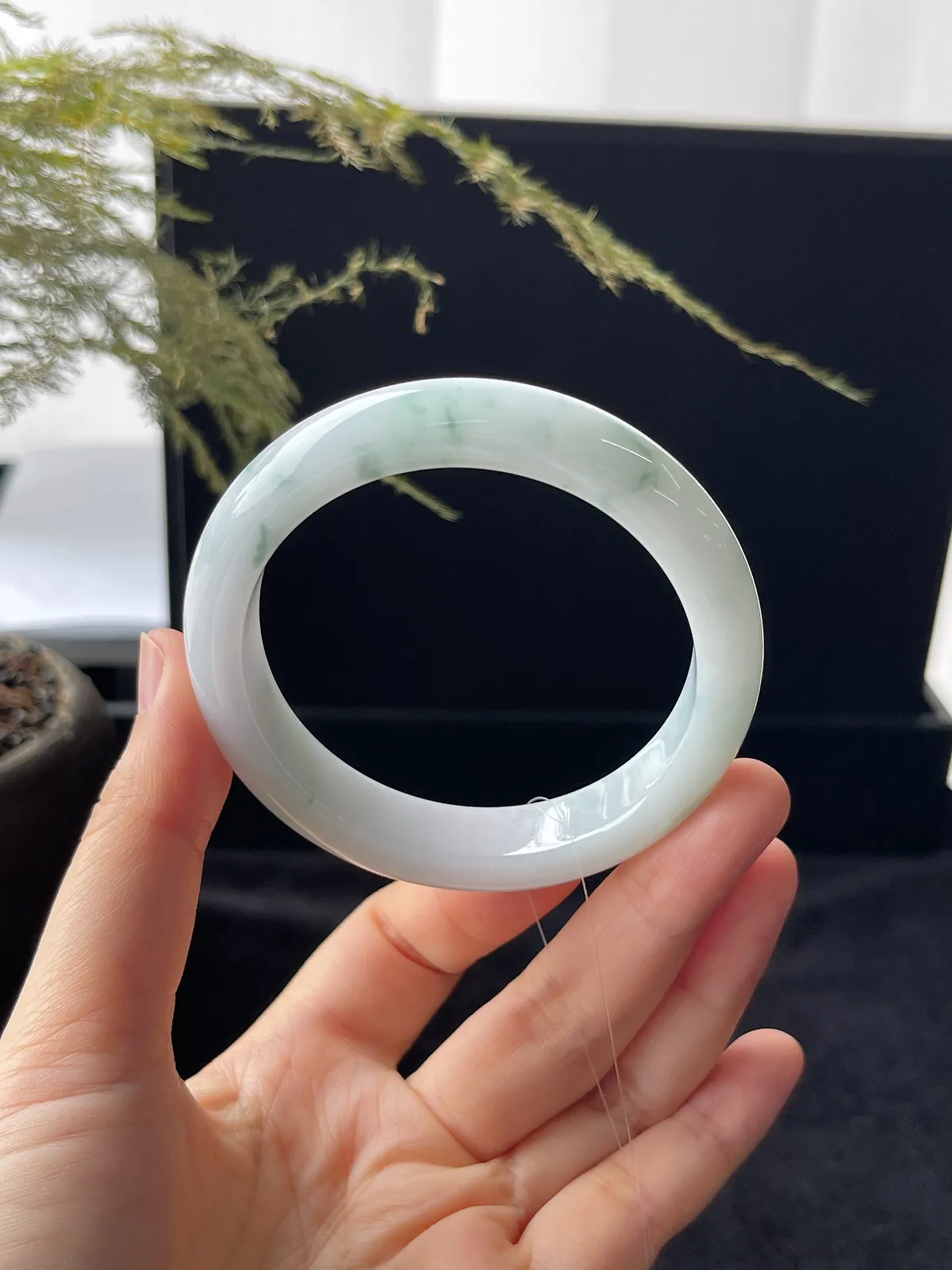 正圈54.8圈口，翡翠糯化种飘花手镯，牛奶底