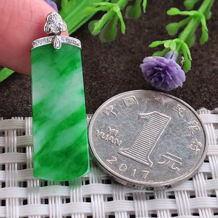 自然光老坑18k金镶嵌飘阳绿辣绿无事牌吊坠尺寸28/11/2.6