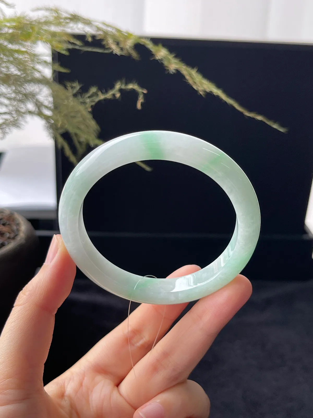 正圈54.8圈口，翡翠糯化种飘绿手镯