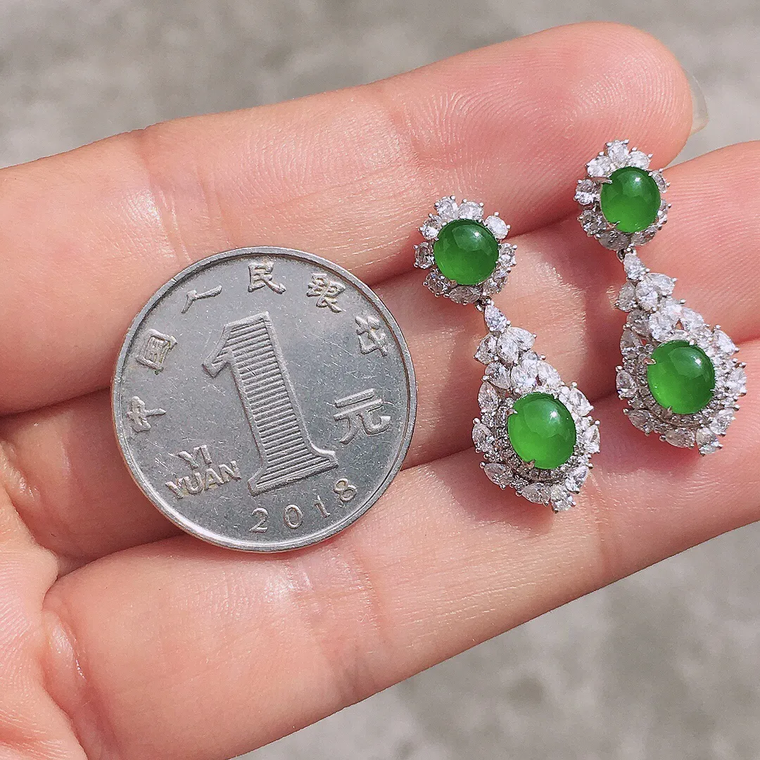 阳绿二合一耳坠，色泽均匀艳丽，玉质细腻，荧光感超
强，饱满水润，气质满满。18k
金豪华镶嵌