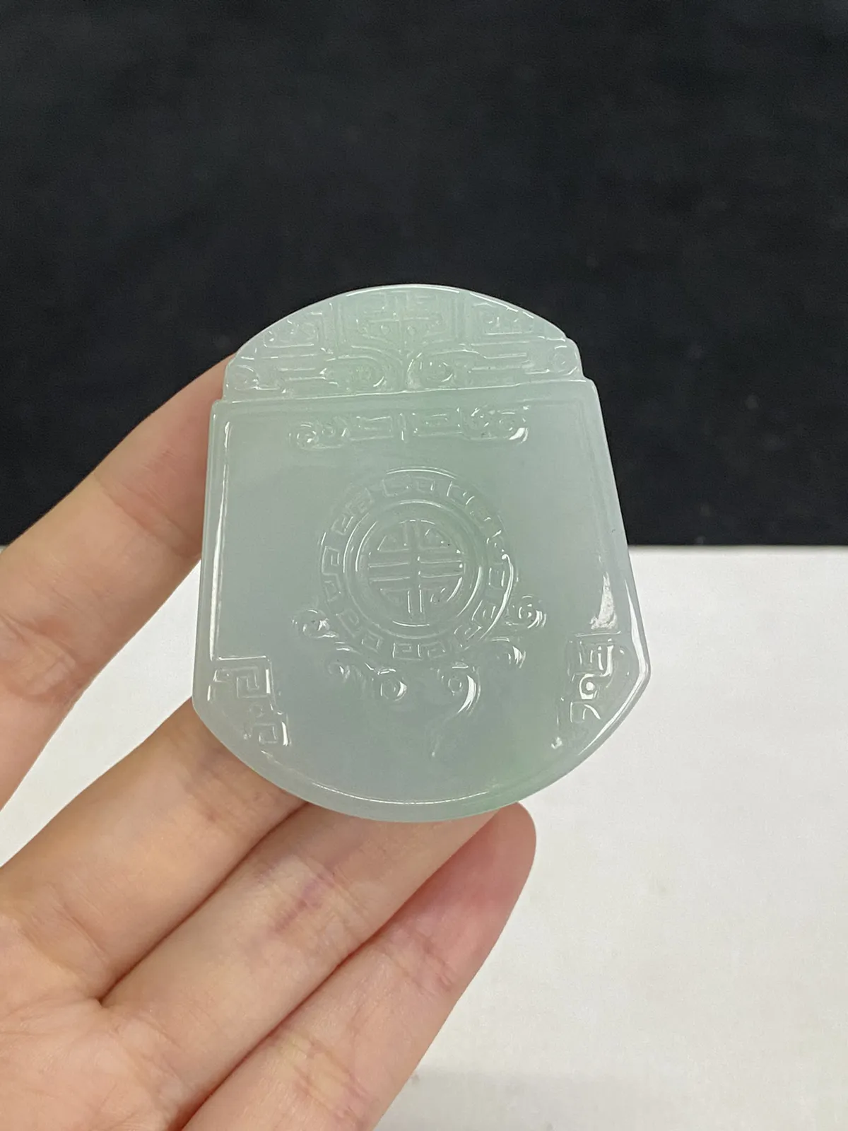 翡翠冰糯种淡绿色无事牌