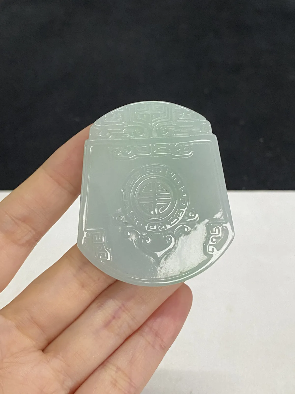 翡翠冰糯种淡绿色无事牌