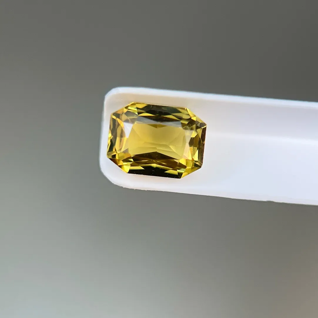 1.61克拉GRC天然金绿宝石裸石，Yellow-Blue，7.10×5.26×4.02mm。编号：G2401120082