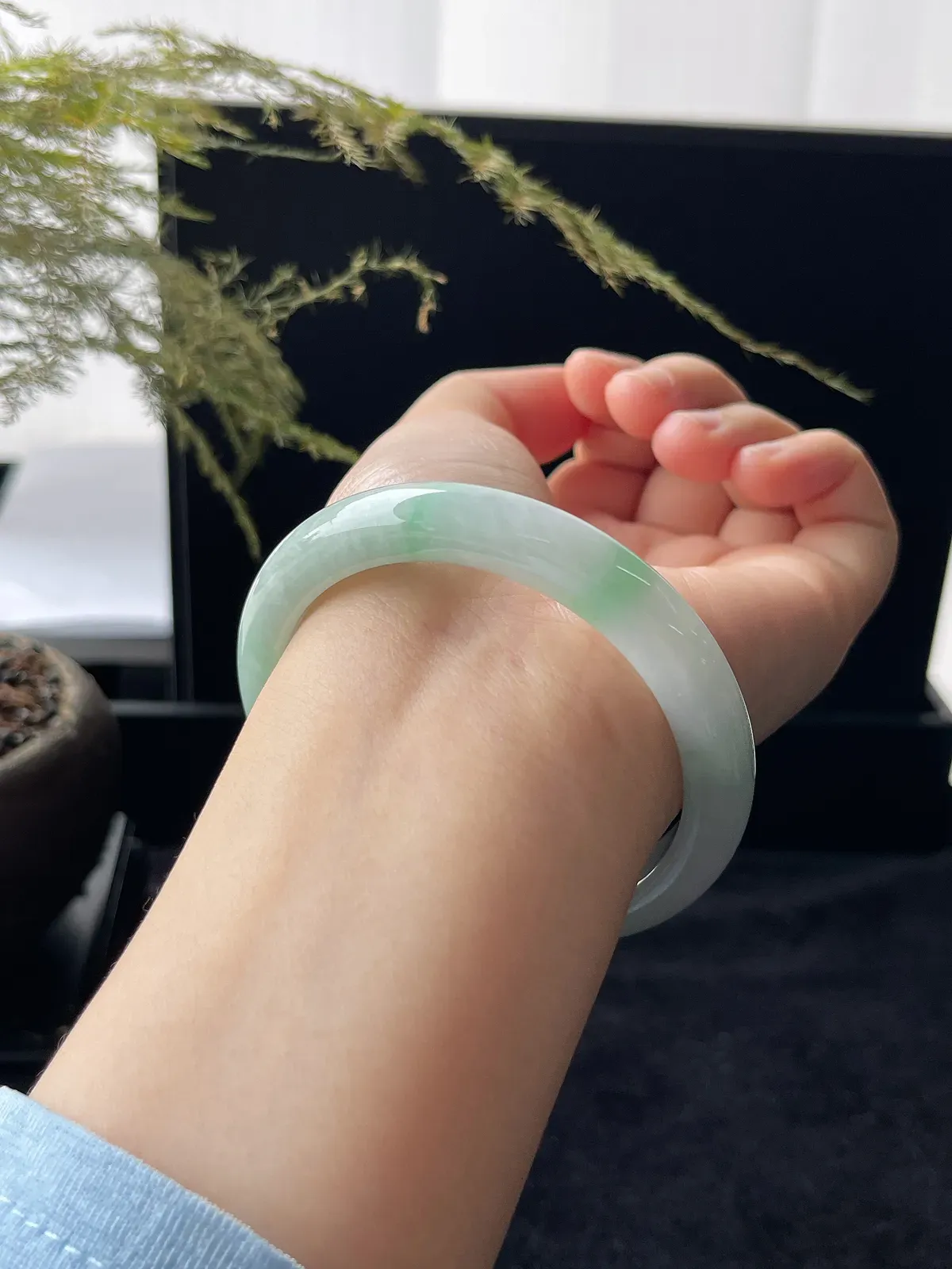 正圈54.8圈口，翡翠糯化种飘绿手镯