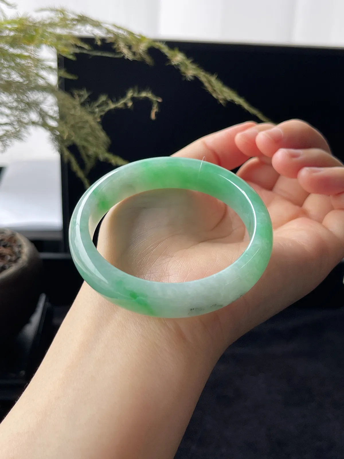 正圈51.8圈口，翡翠糯化种飘绿手镯