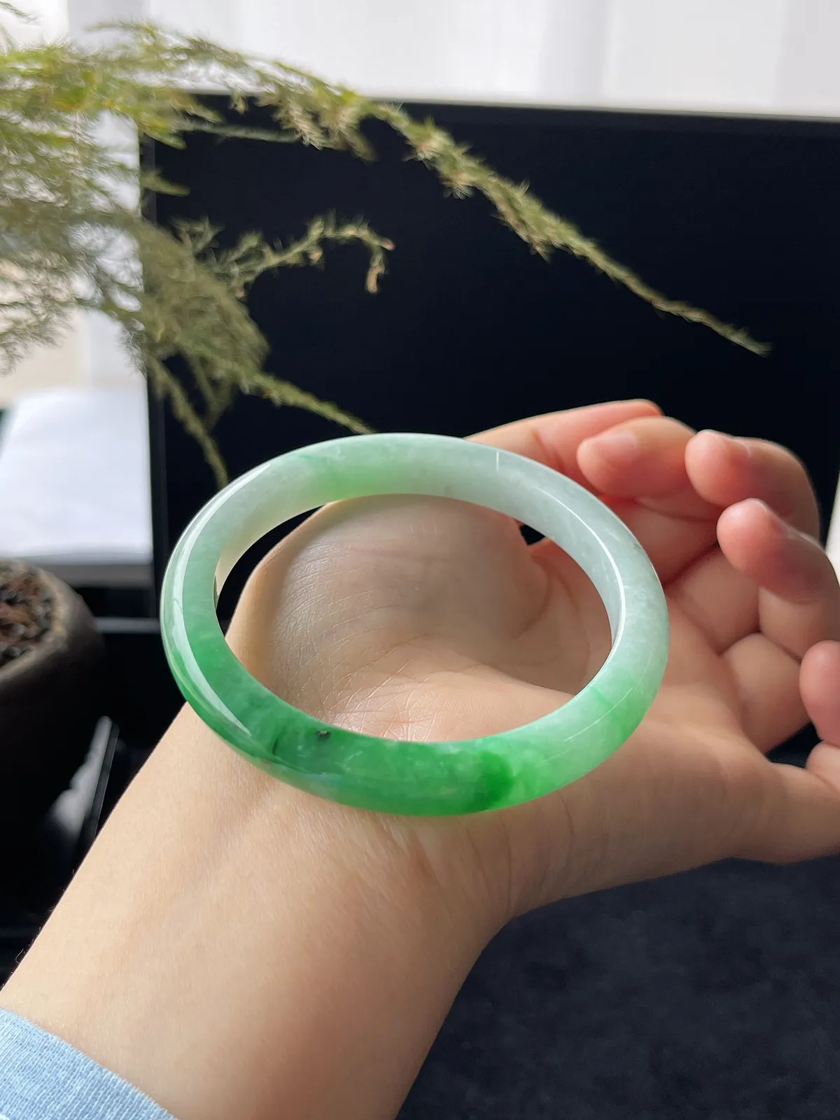 正圈55圈口，翡翠糯化种飘绿手镯