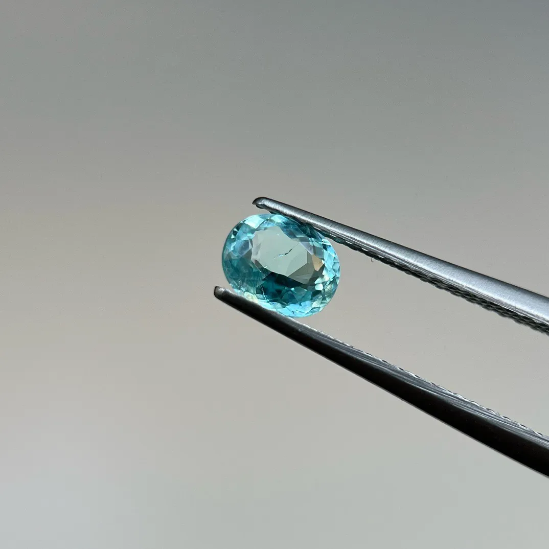 0.64克拉GRC天然帕拉伊巴碧玺裸石，5.96×4.76×3.08mm，晶体干净