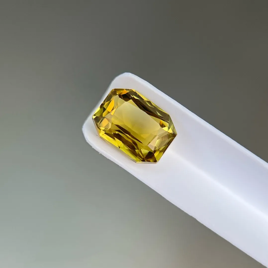1.61克拉GRC天然金绿宝石裸石，Yellow-Blue，7.10×5.26×4.02mm。编号：G2401120082