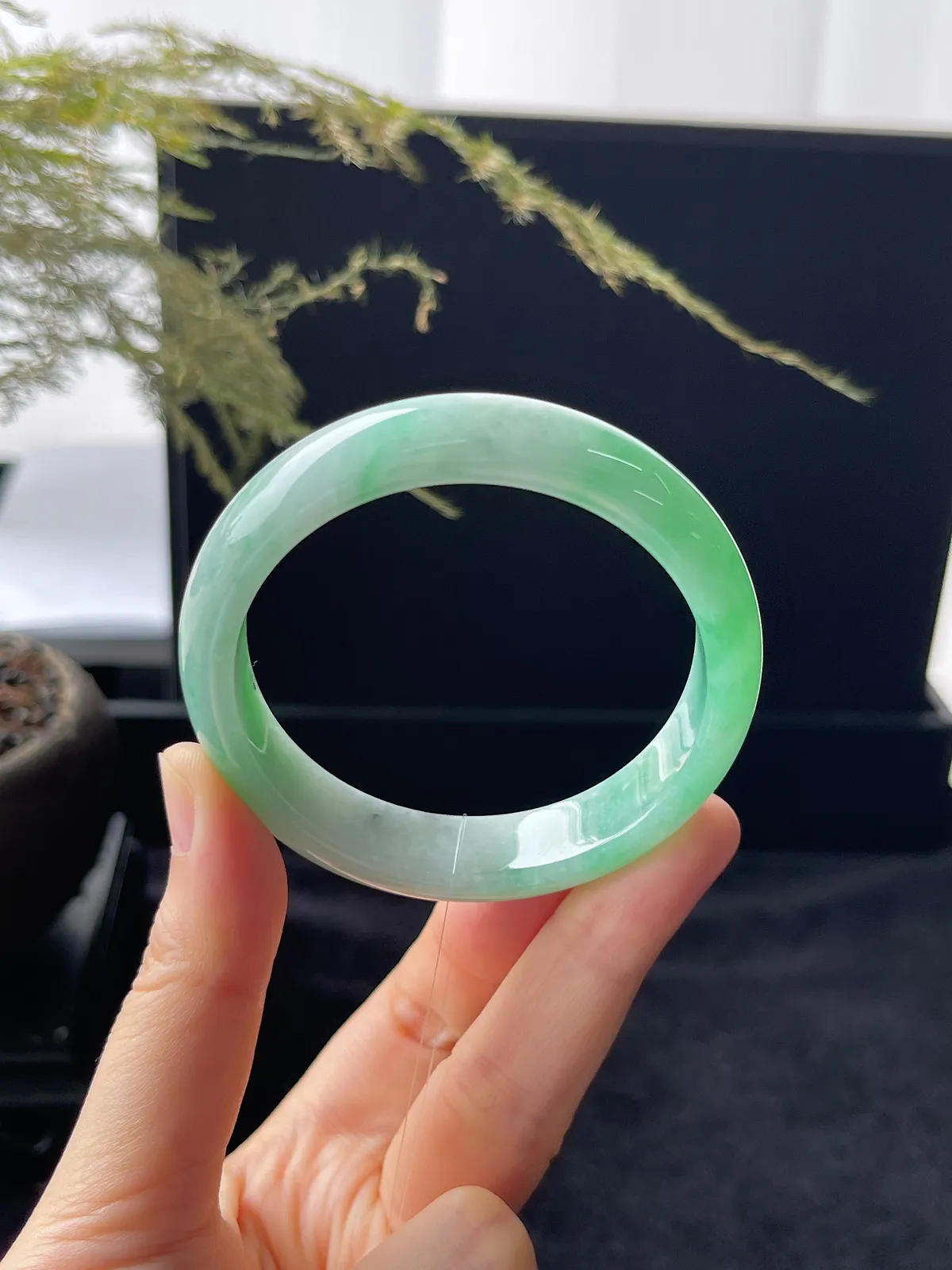 正圈51.8圈口，翡翠糯化种飘绿手镯