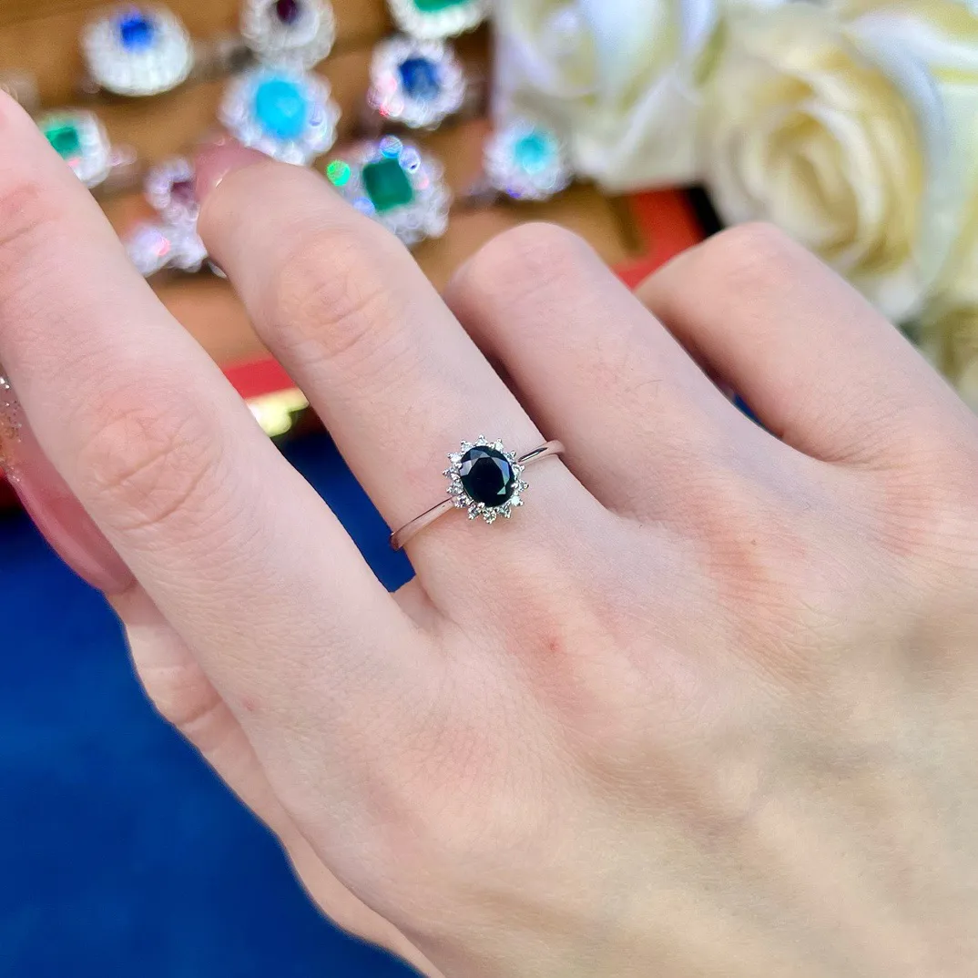 天然蓝宝石戒指，18k金配天然南非真钻镶嵌，上手效果好。
主石：0.76ct，配钻：14粒，总重：1.908g，圈口：14，编号：DQXP775152