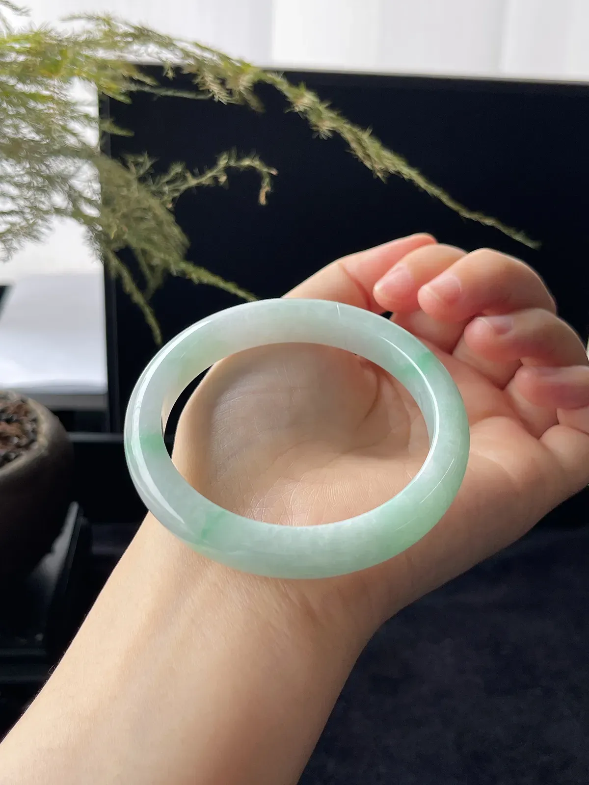 正圈54.8圈口，翡翠糯化种飘绿手镯