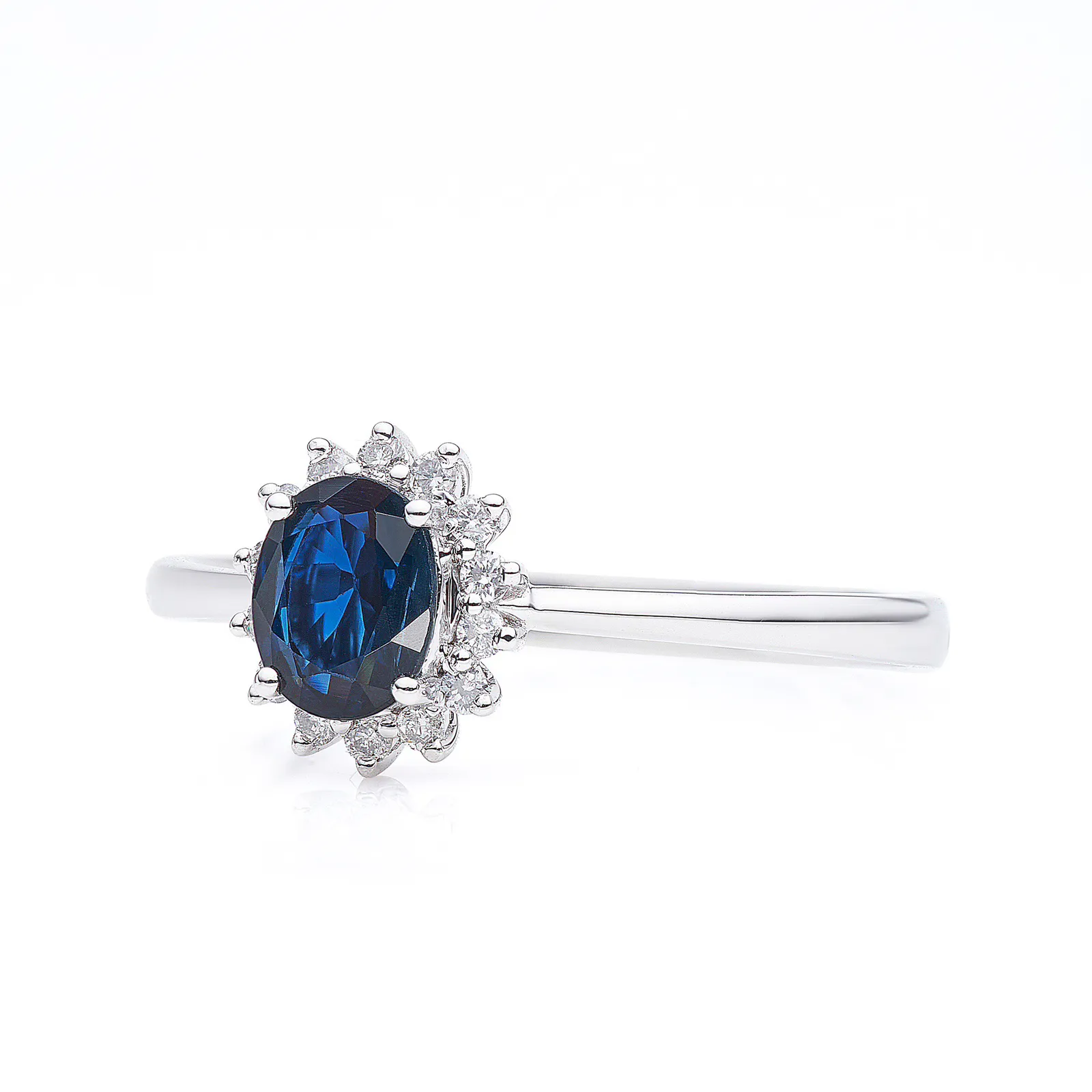 天然蓝宝石戒指，18k金配天然南非真钻镶嵌，上手效果好。
主石：0.76ct，配钻：14粒，总重：1