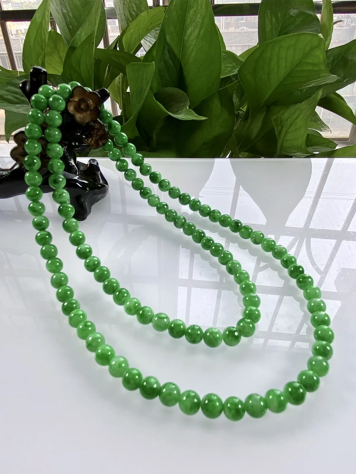 缅甸天然翡翠A货，卡6.2冰润满绿浓阳绿圆珠项链手链，尺寸：6.2mm/108颗，长度650mm，重量：44.20g