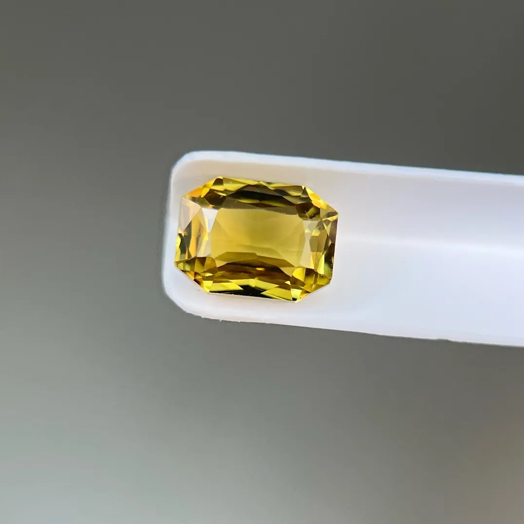 1.61克拉GRC天然金绿宝石裸石，Yellow-Blue，7.10×5.26×4.02mm。编号：G2401120082