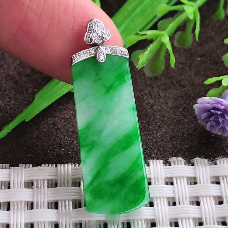 自然光老坑18k金镶嵌飘阳绿辣绿无事牌吊坠尺寸28/11/2.6