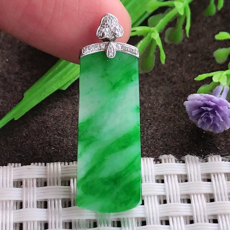 自然光老坑18k金镶嵌飘阳绿辣绿无事牌吊坠尺寸28/11/2.6