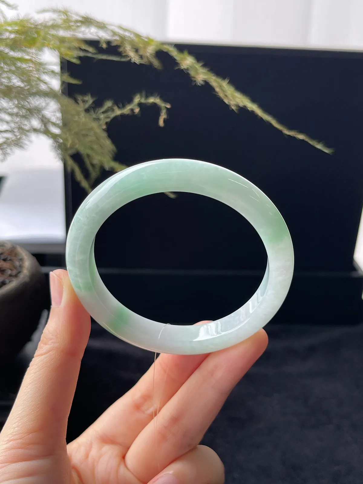 正圈54.8圈口，翡翠糯化种飘绿手镯