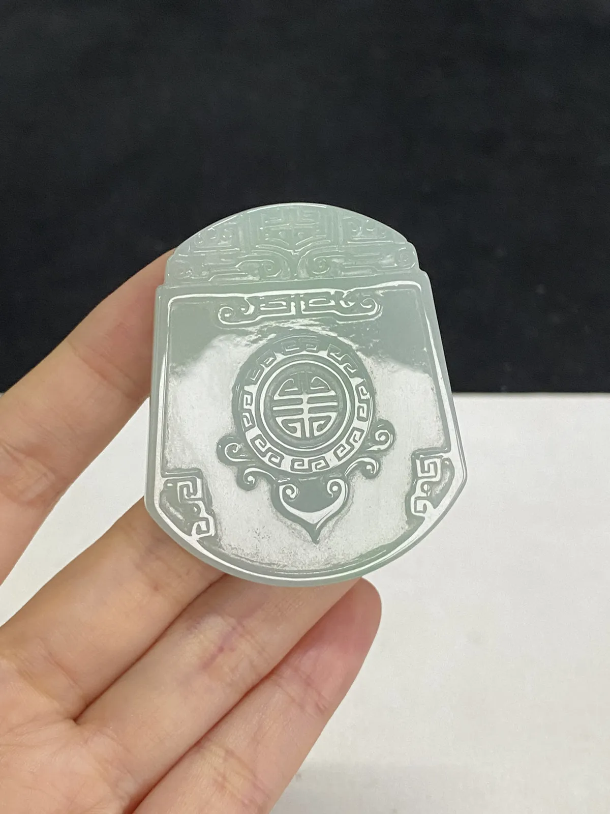 翡翠冰糯种淡绿色无事牌