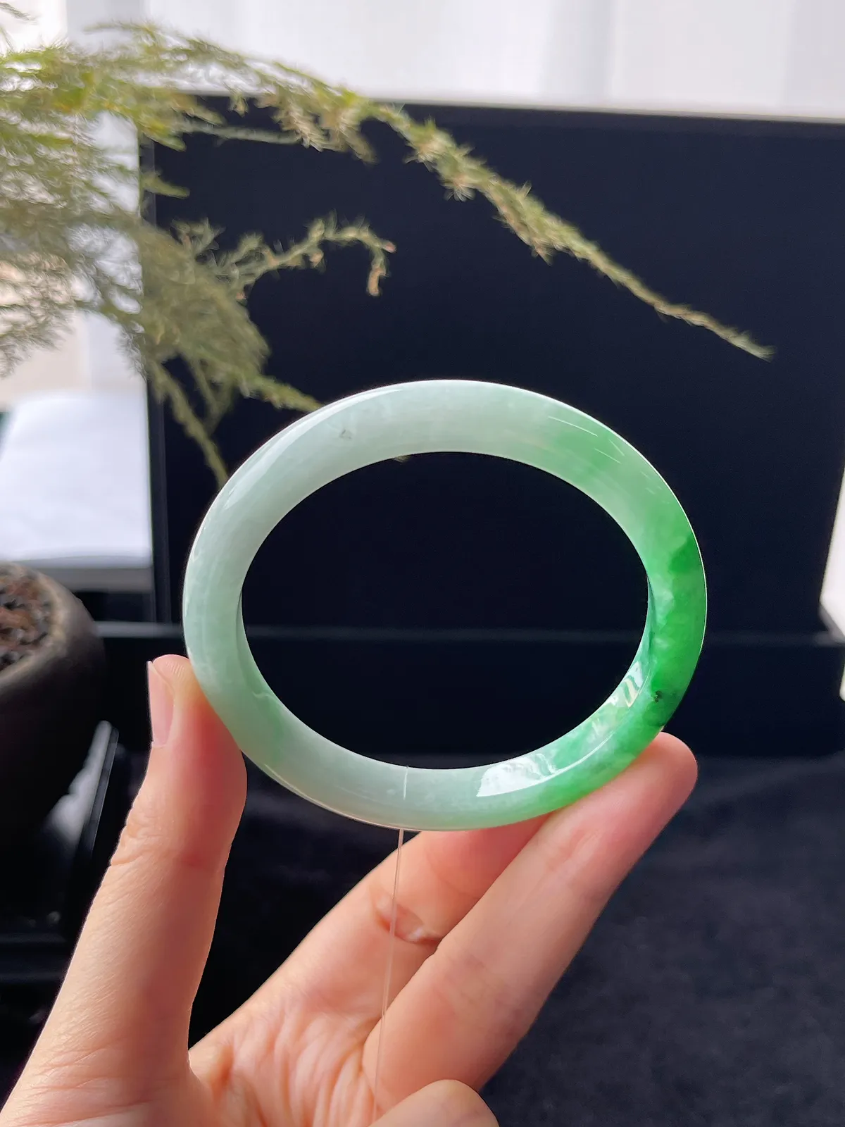 正圈55圈口，翡翠糯化种飘绿手镯