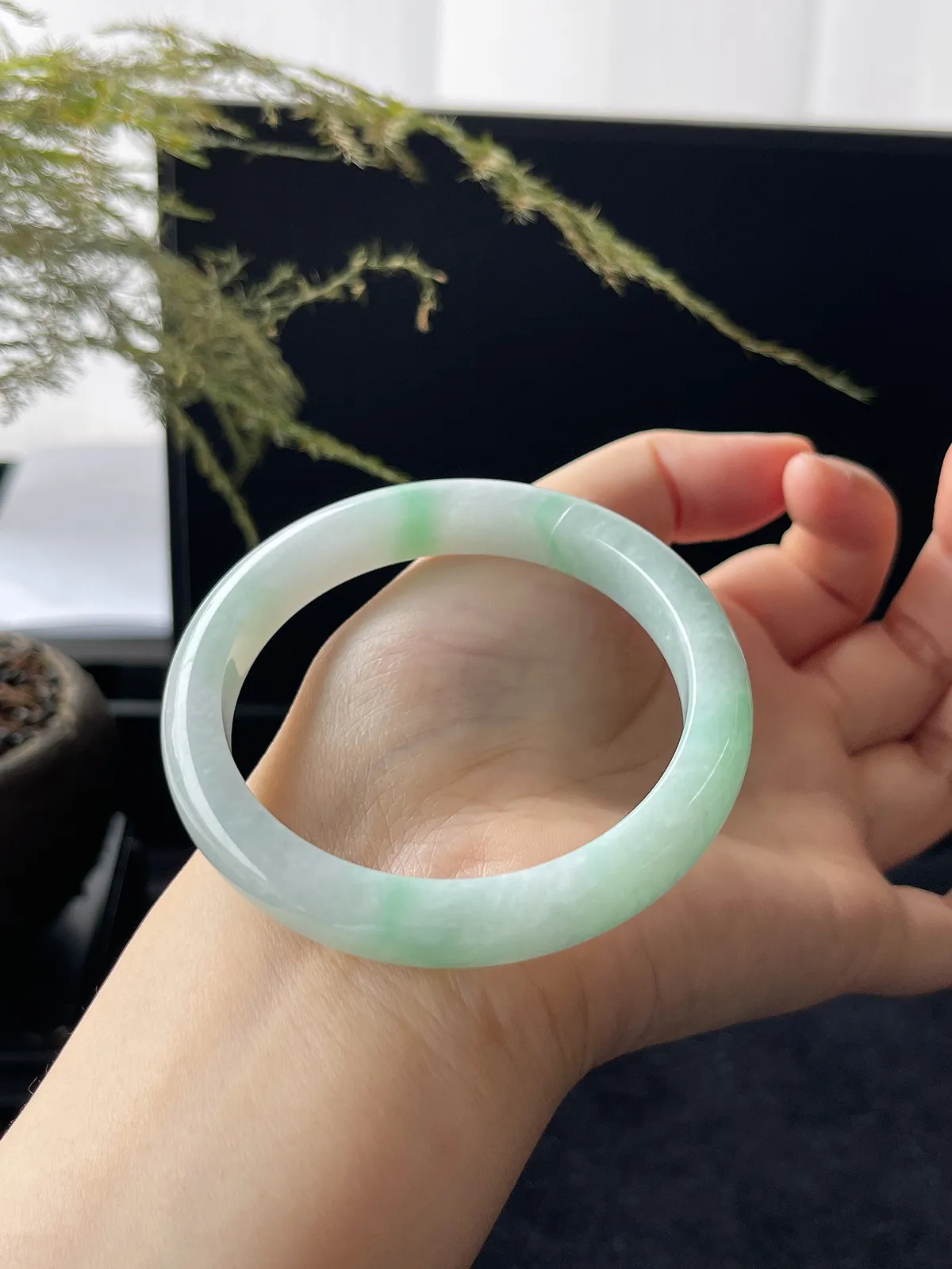 正圈54.8圈口，翡翠糯化种飘绿手镯