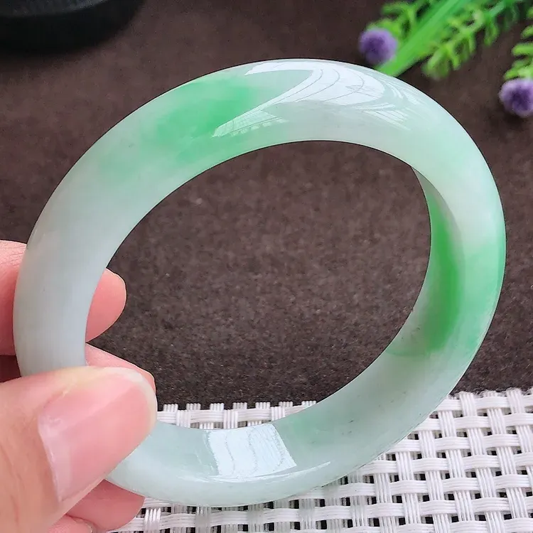 自然光56圈口老坑精美冰润飘阳绿宽边手镯翡翠玉镯尺寸56/13.5/8.6