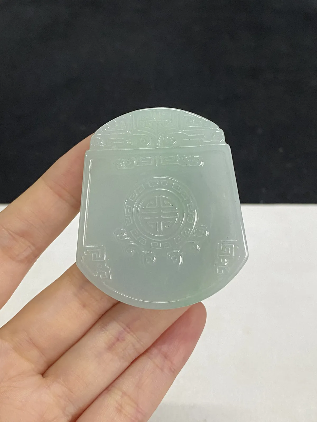 翡翠冰糯种淡绿色无事牌