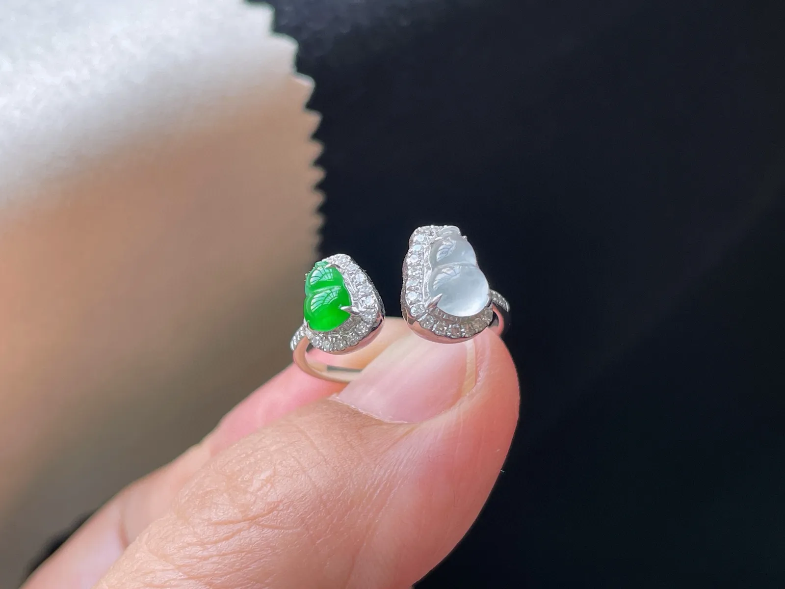 18K 冰种+满色·葫芦戒指

裸7.5-5.2-3.2