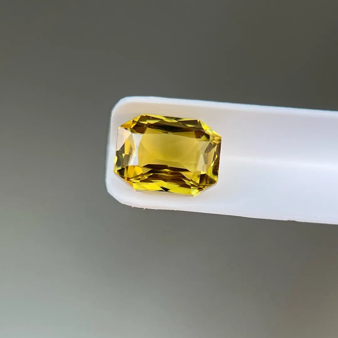 1.61克拉GRC天然金绿宝石裸石，Yellow-Blue，7.10×5.26×4.02mm。编号：