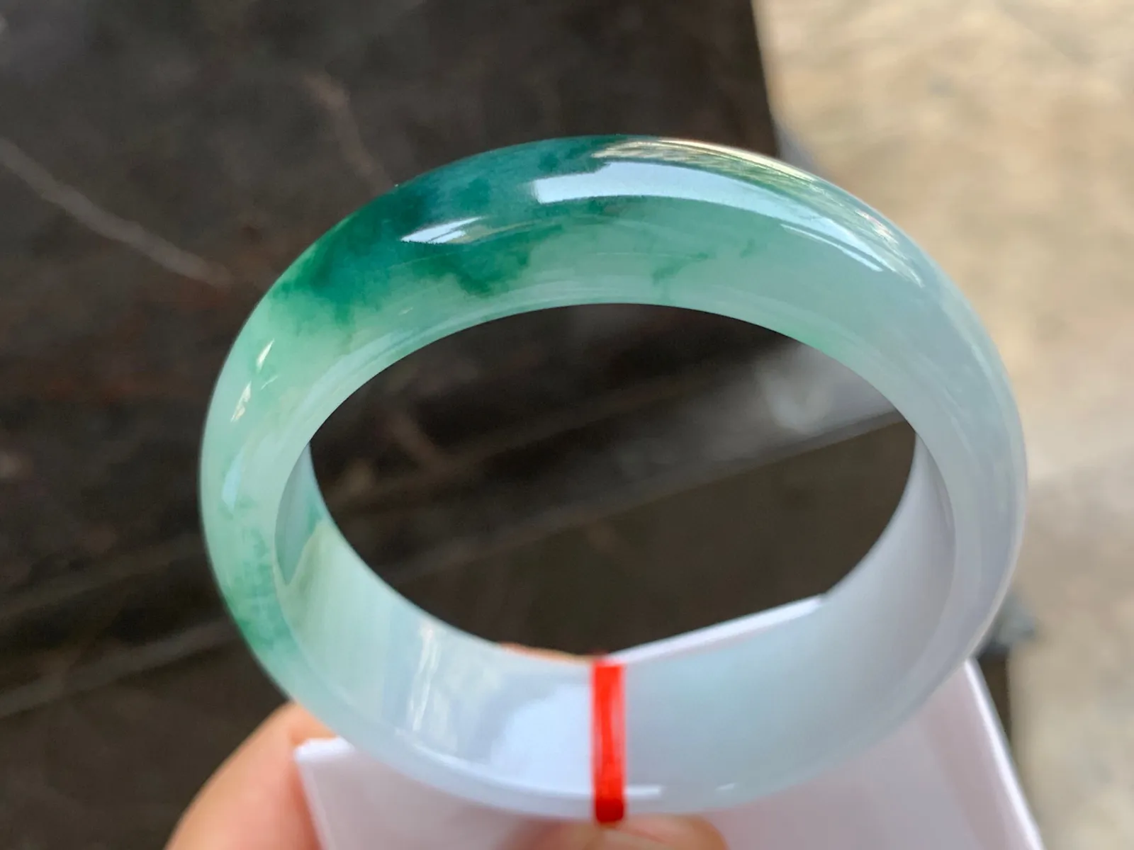 60-20-8.5mm
冰种飘花宽版手镯 种好水润 花色漂亮 大圈口  上手大气