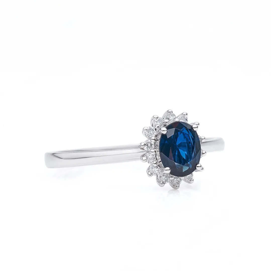 天然蓝宝石戒指，18k金配天然南非真钻镶嵌，上手效果好。
主石：0.76ct，配钻：14粒，总重：1.908g，圈口：14，编号：DQXP775152