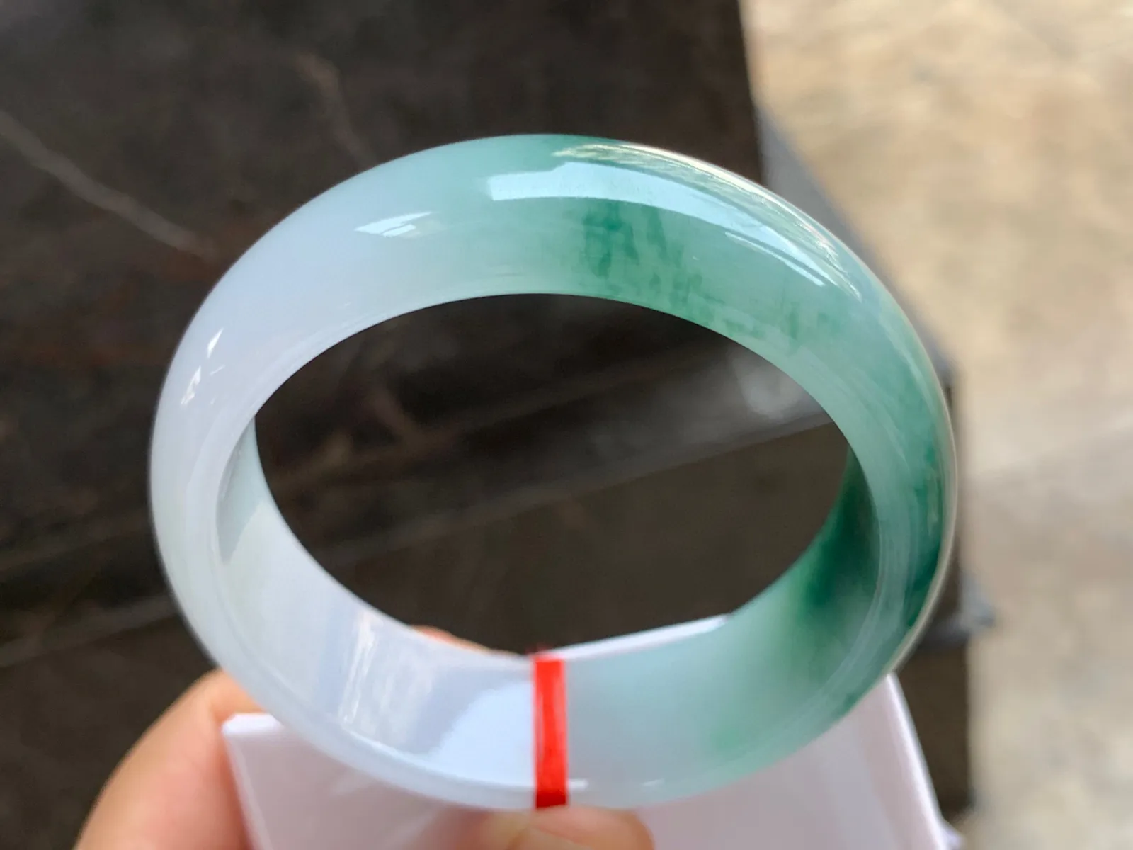 60-20-8.5mm
冰种飘花宽版手镯 种好水润 花色漂亮 大圈口  上手大气