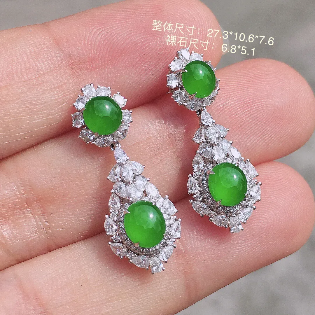 阳绿二合一耳坠，色泽均匀艳丽，玉质细腻，荧光感超
强，饱满水润，气质满满。18k
金豪华镶嵌