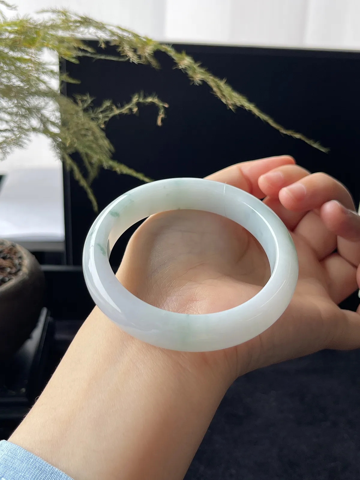 正圈54.8圈口，翡翠糯化种飘花手镯，牛奶底