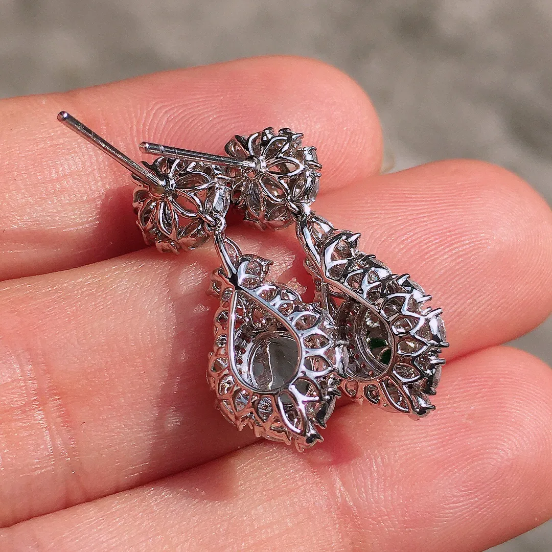 阳绿二合一耳坠，色泽均匀艳丽，玉质细腻，荧光感超
强，饱满水润，气质满满。18k
金豪华镶嵌