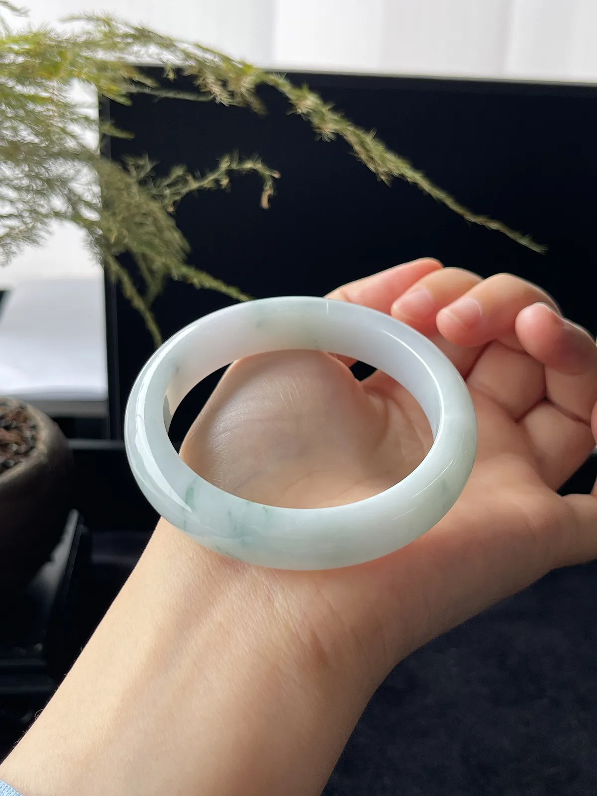 正圈54.8圈口，翡翠糯化种飘花手镯，牛奶底