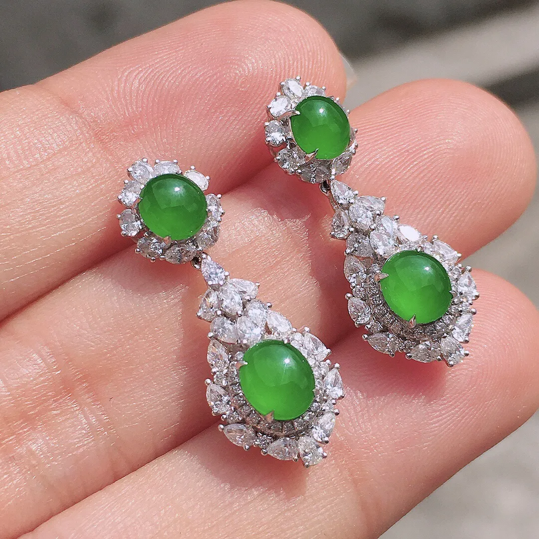 阳绿二合一耳坠，色泽均匀艳丽，玉质细腻，荧光感超
强，饱满水润，气质满满。18k
金豪华镶嵌