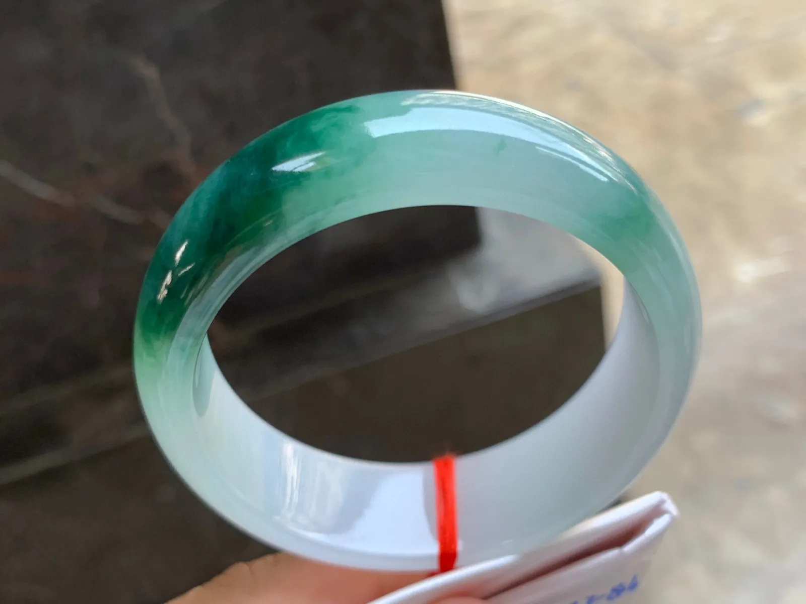 60-20-8.5mm
冰种飘花宽版手镯 种好水润 花色漂亮 大圈口  上手大气
