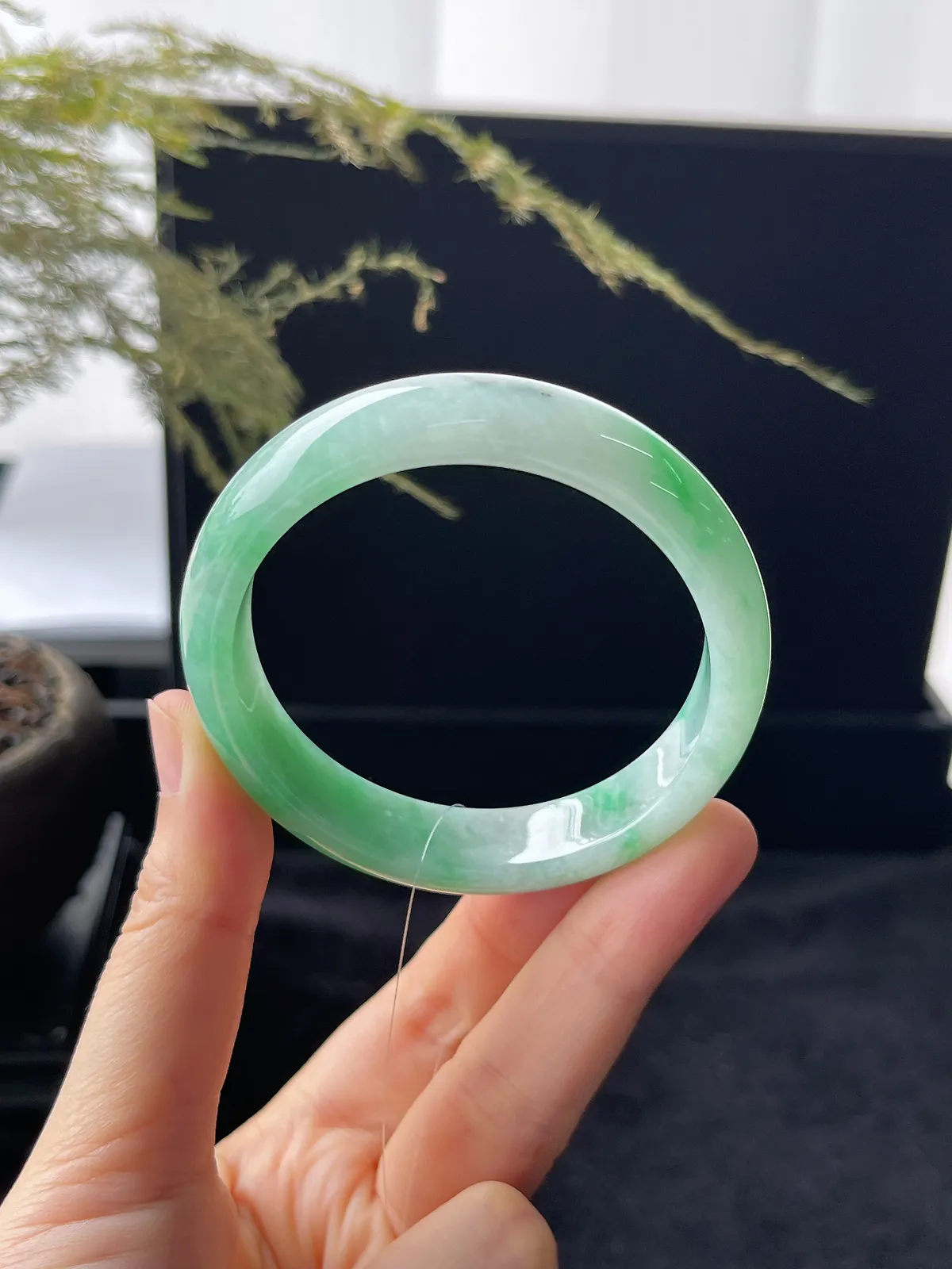 正圈51.8圈口，翡翠糯化种飘绿手镯