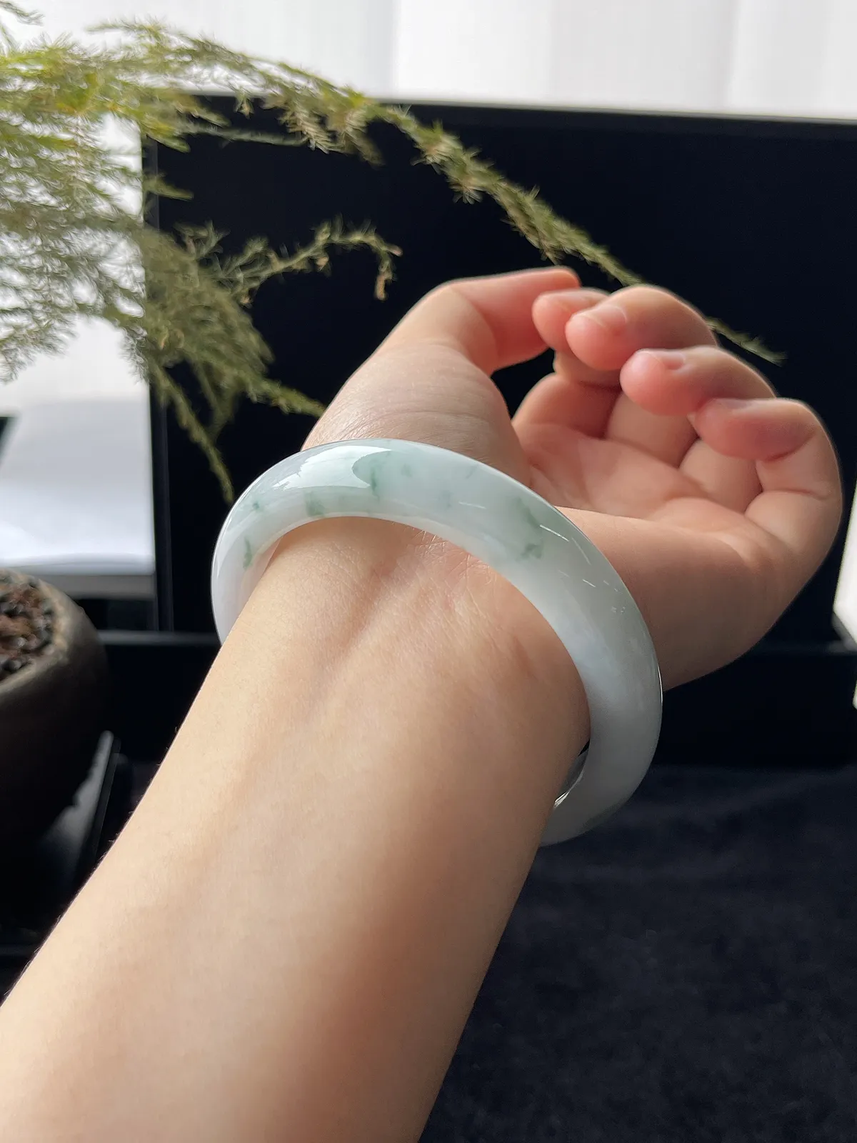 正圈54.8圈口，翡翠糯化种飘花手镯，牛奶底