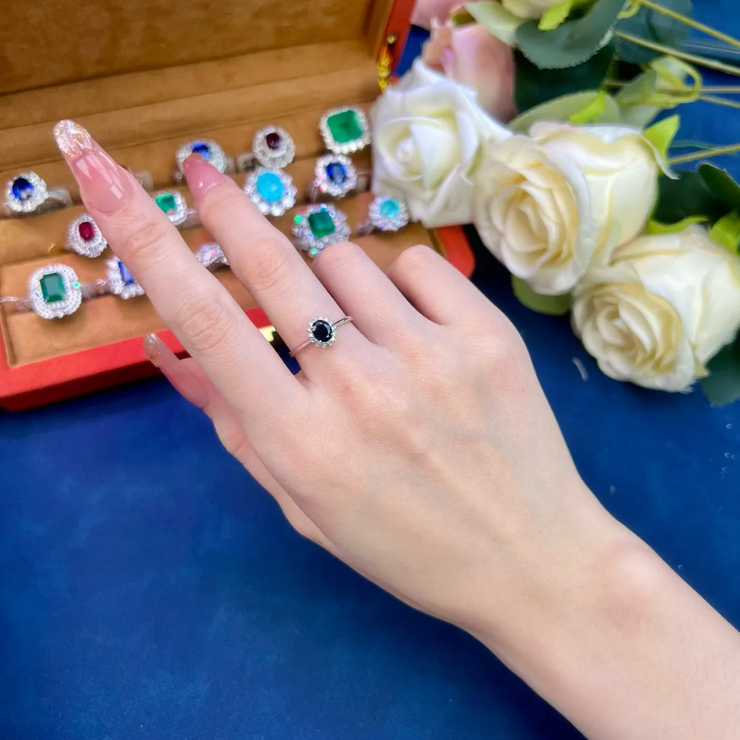 天然蓝宝石戒指，18k金配天然南非真钻镶嵌，上手效果好。
主石：0.76ct，配钻：14粒，总重：1.908g，圈口：14，编号：DQXP775152