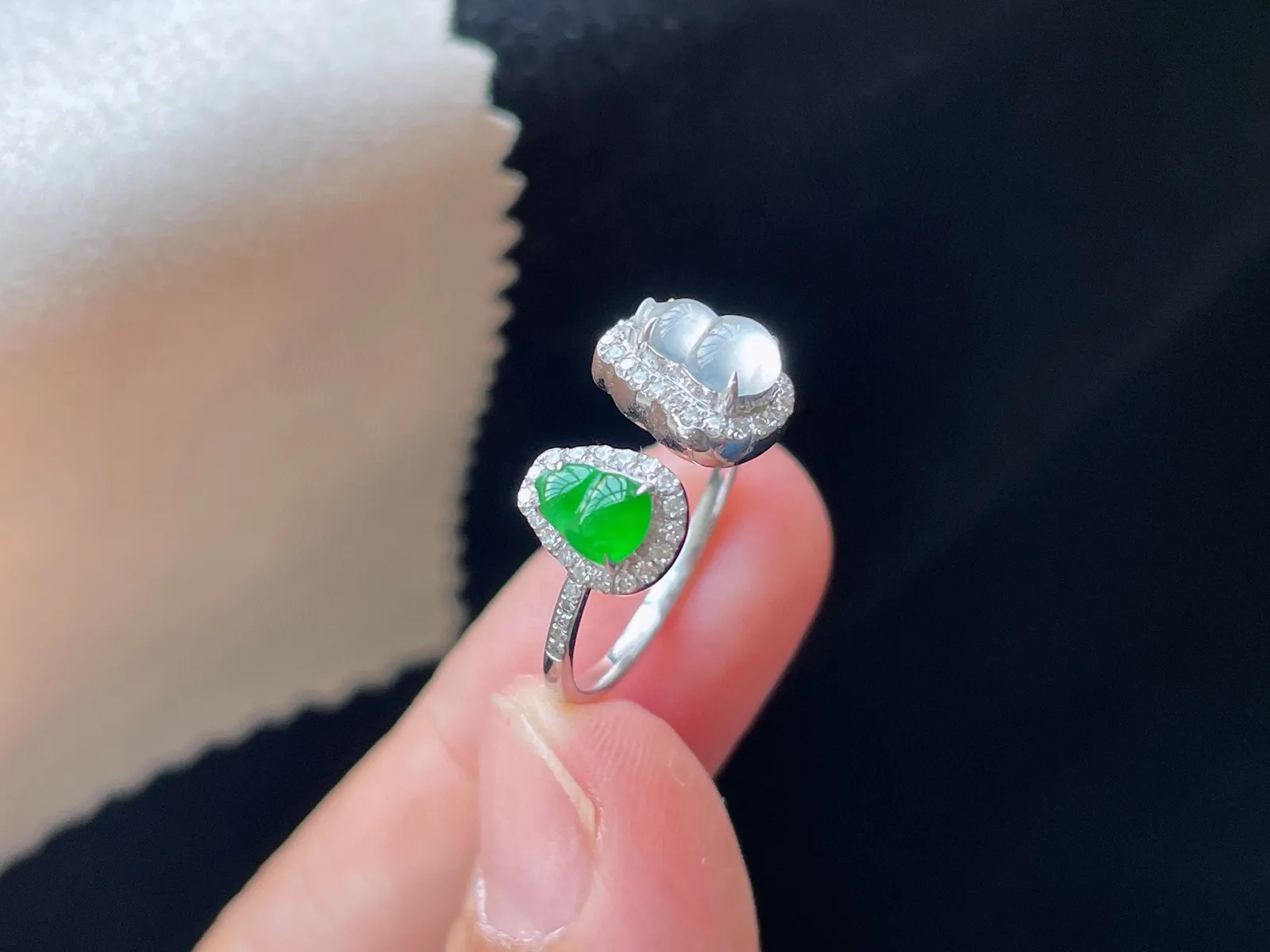 18K 冰种+满色·葫芦戒指

裸7.5-5.2-3.2