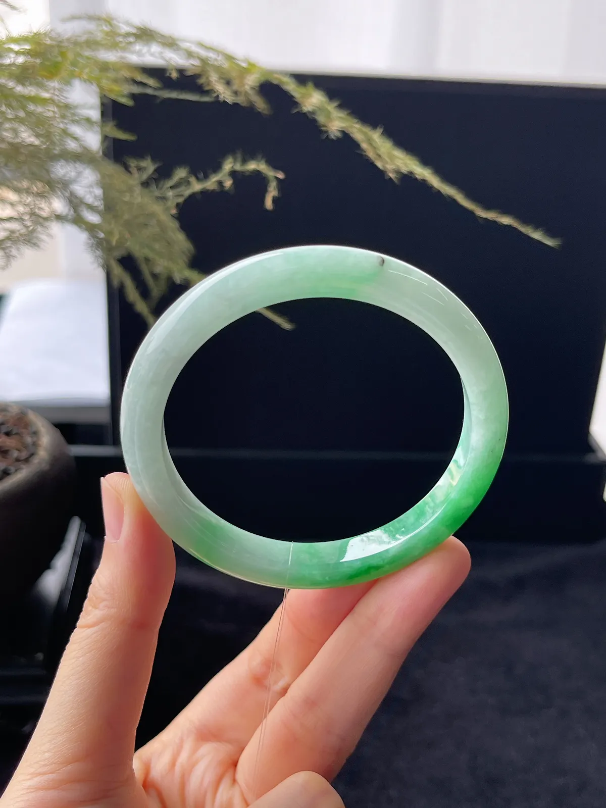 正圈55圈口，翡翠糯化种飘绿手镯