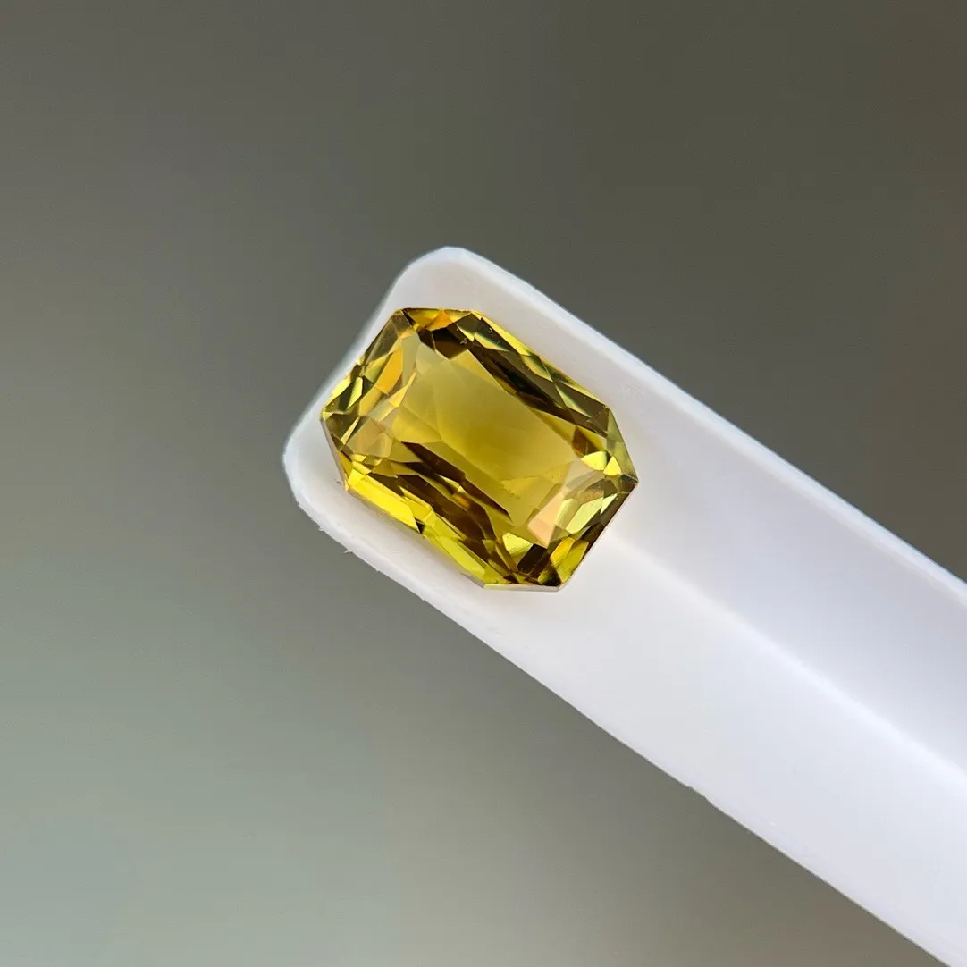 1.61克拉GRC天然金绿宝石裸石，Yellow-Blue，7.10×5.26×4.02mm。编号：G2401120082